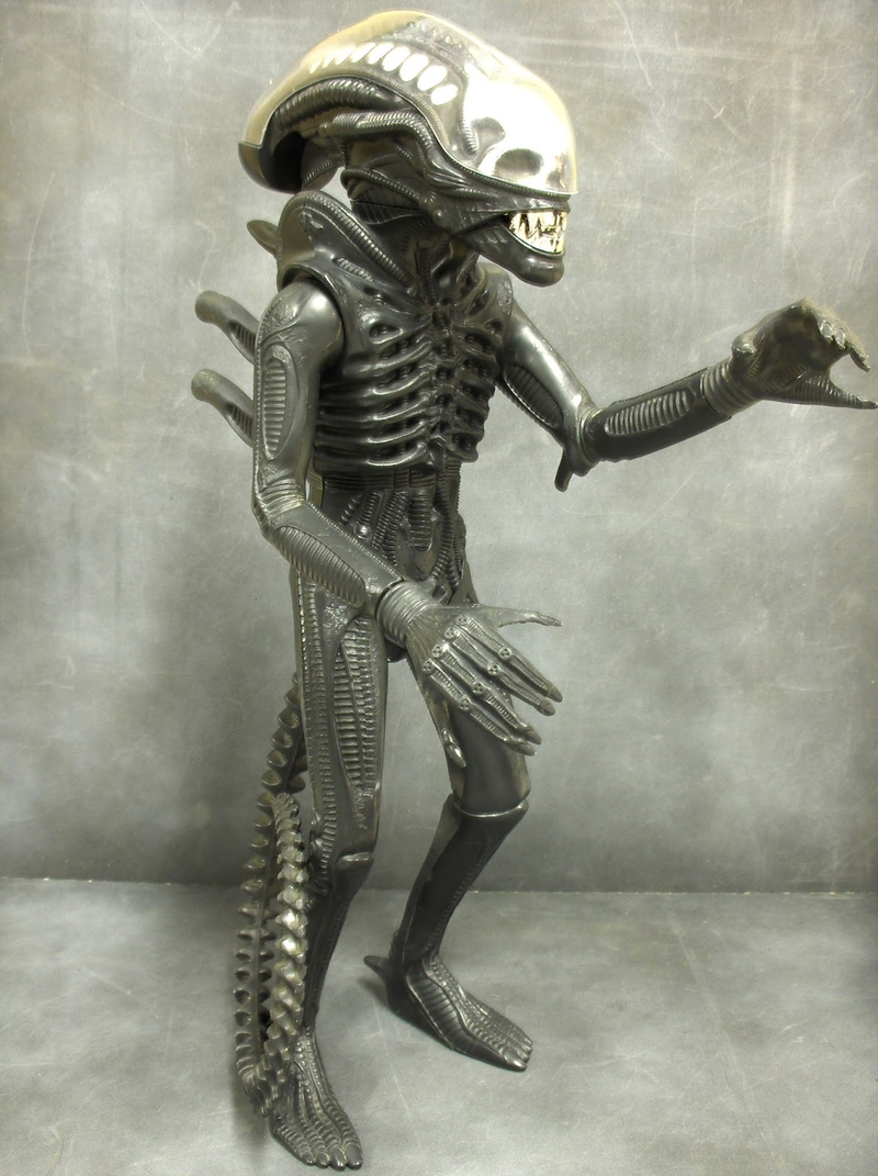 Illustration for article titled This glow-in-the-dark Xenomorph figure might be the scariest Alien toy